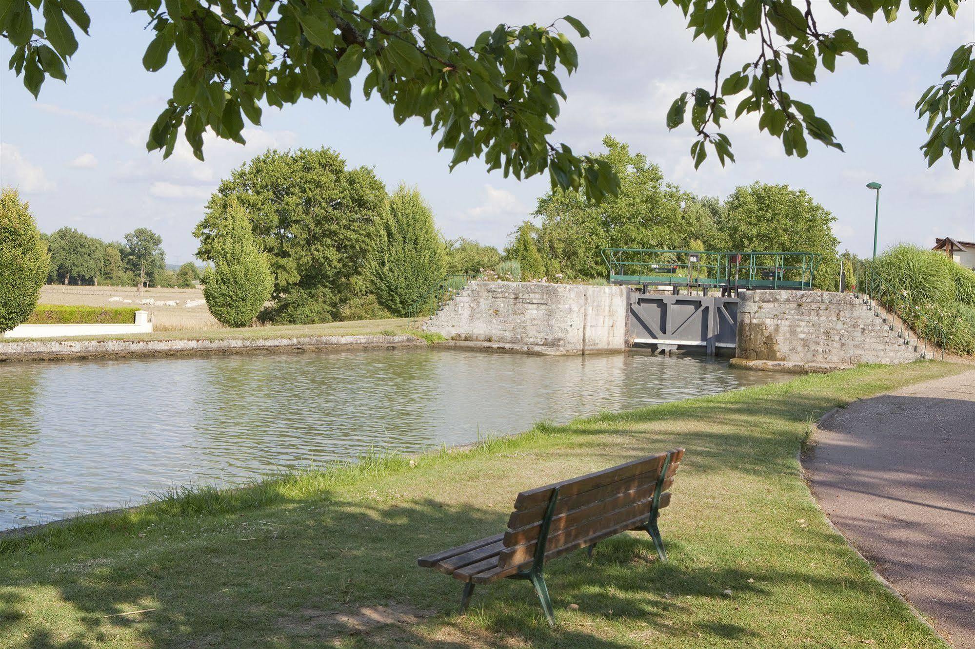 Logis Hotel Terre De Loire ベルヴィル エクステリア 写真